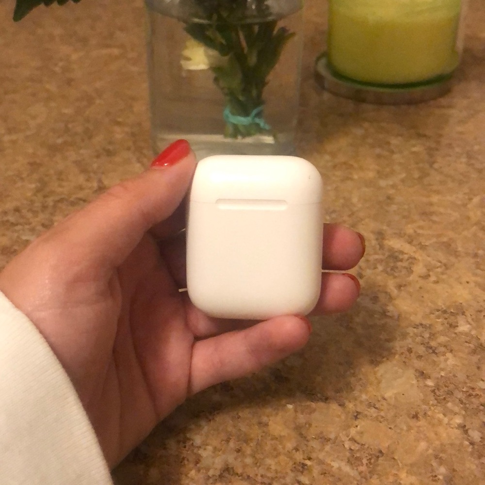Apple AirPod charging case